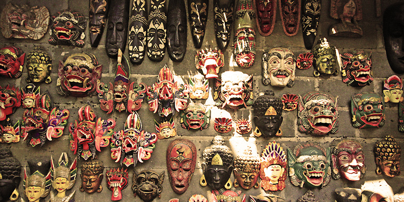 Expositor de máscaras decorativas em Bali (Indonésia).